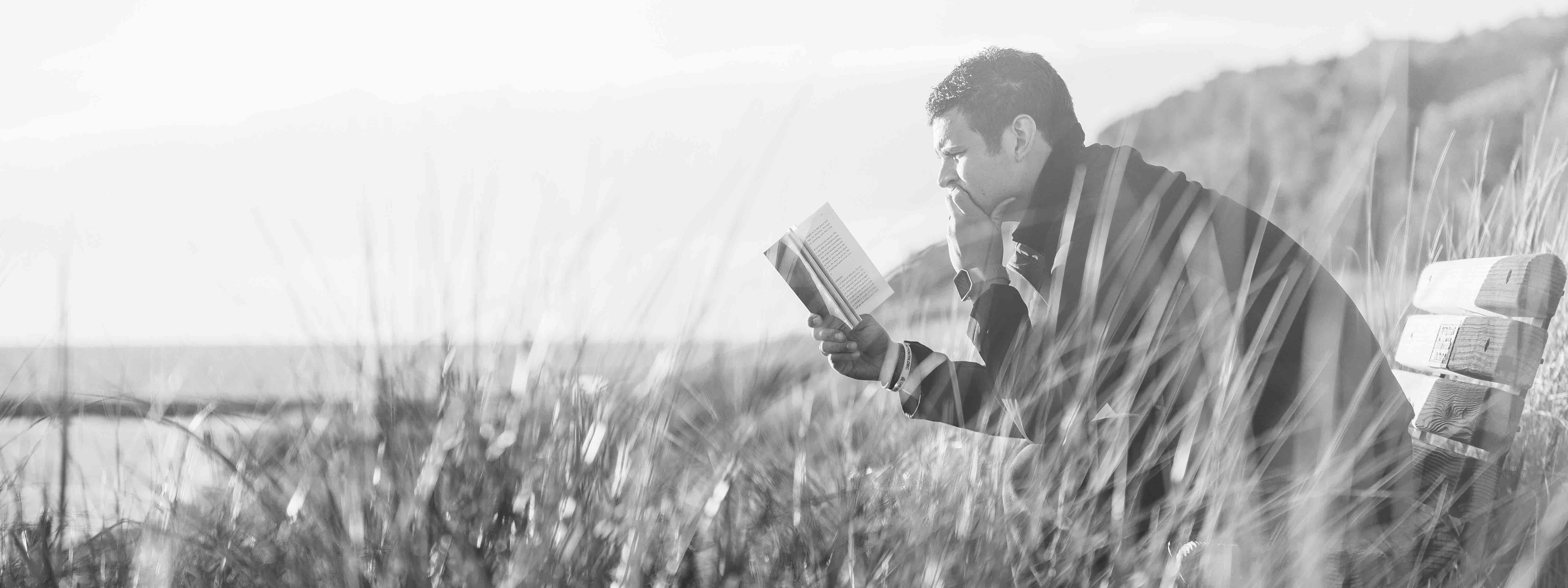 Mann mit Buch