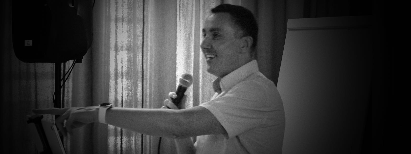 Portrait live bw sw.jpeg